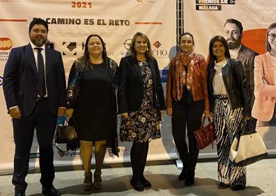 Imagen secundaria 1 - Arriba, Logístiko, empresa ganadora en la categoría de Emprendimiento. En la segunda foto, Ricardo Nandwani, Cecilia Lamote, Eva del Moral, Eva María Perez y Belén Jurado. En la última, José González, presidente de AJE Málaga, durante su discurso en la cinta de correr 