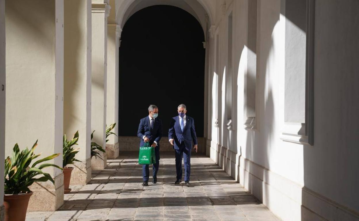 Elías Bendodo y Juan Bravo, tras el Consejo de Gobierno. 