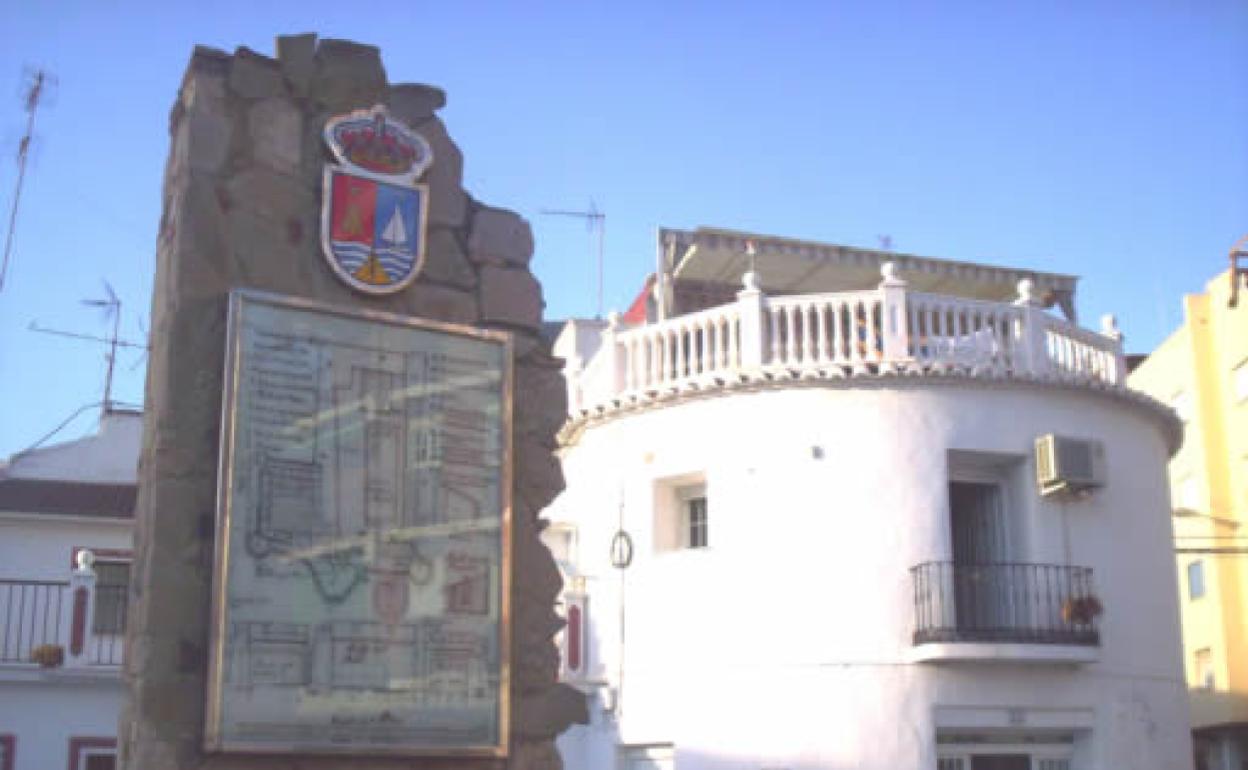 Monolito que recuerda la ubicación del antiguo castillo nazarí de Torre del Mar, junto a la plaza de la Axarquía. 