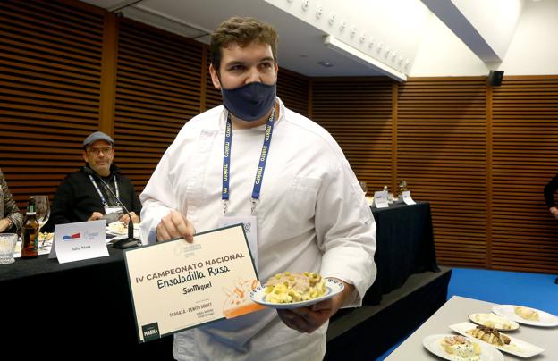 Daniel Moreno, con la ensaladilla rusa de Tragatá.