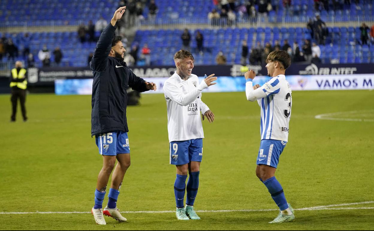 Los jugadores Antoñín, Brandon y Kevin, celebran la victoria ante el Tenerife.