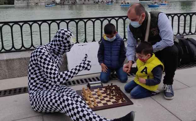 Rey Enigma, en una de sus partidas espontáneas en el Retiro.