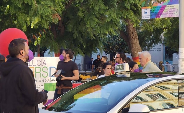 Imagen principal - Málaga: La Merced se viste para una gran fiesta LGTBi en el rodaje de la nueva película de Leo Harlem