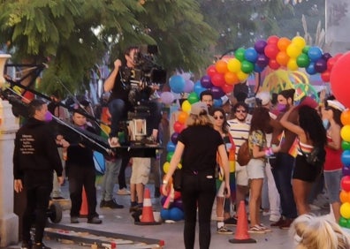 Imagen secundaria 1 - Málaga: La Merced se viste para una gran fiesta LGTBi en el rodaje de la nueva película de Leo Harlem