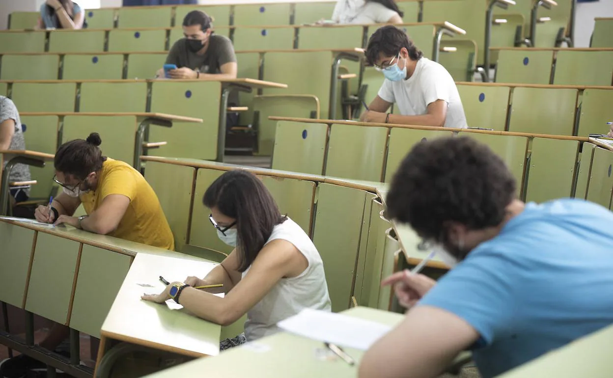 Estudiantes universitarios, durante un examen. 