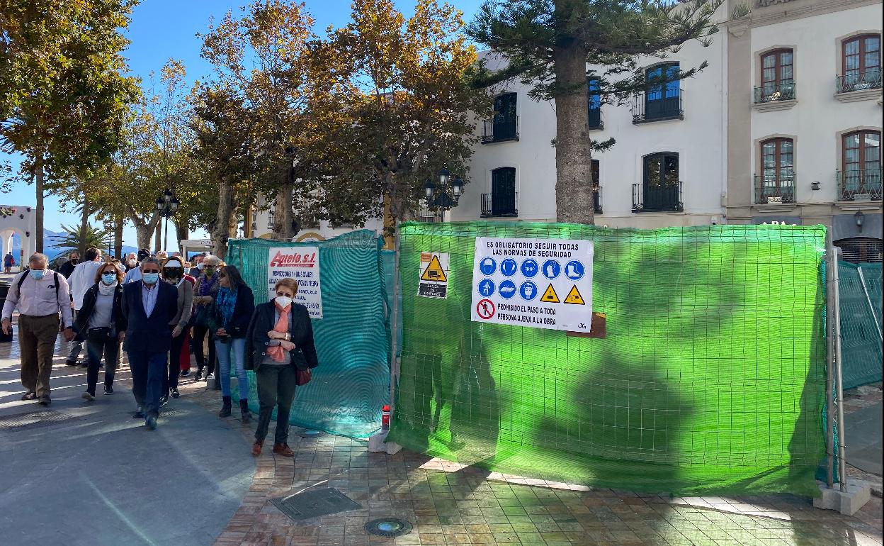 Imagen de las obras, este miércoles en el Balcón de Europa. 