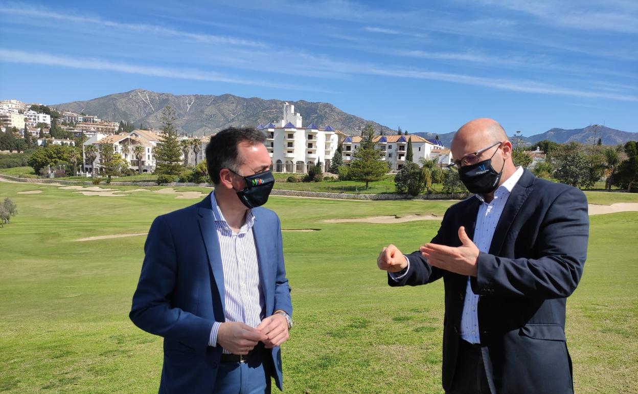 Los ediles de Urbanismo (Andrés Ruiz) y Turismo (José Carlos Martín) han visitado este miércoles las obras del Hotel