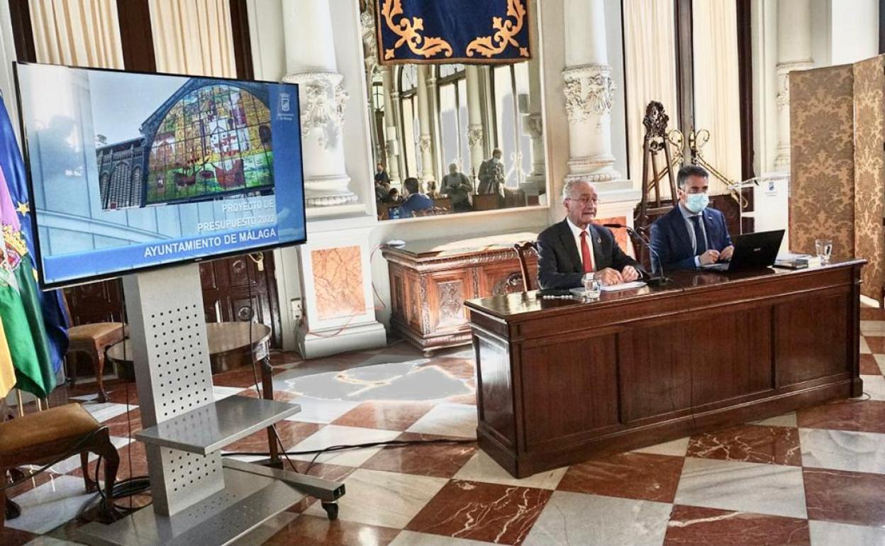 La técnica de Adelante Málaga se coló en la rueda de prensa de De la Torre y Conde de presentación de presupuestos.