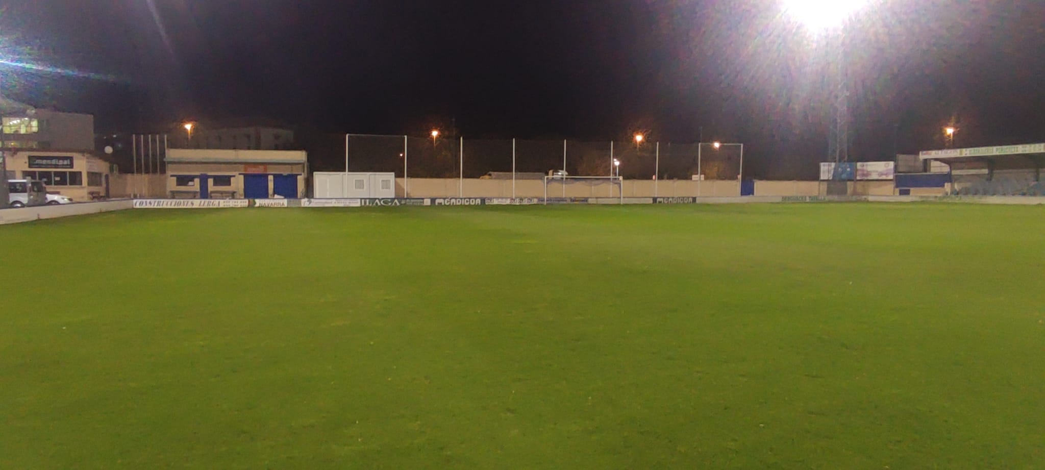 La casa de la Peña Sport, primer rival en una nueva edición de la Copa, es el campo Municipal San Fernando de Tafalla (un pueblo de apenas 10.000 habitantes). Una instalación con aforo para 4.000 personas y dotado de un césped natural de alta calidad con grandes dimensiones (105x67). Cumple con todos los requisitos exigidos por la Federación para albergar un partido de Copa, ya que fue acondicionado en la temporada 19-20 para recibir al Fuenlabrada en esta misma competición. Este estadio se encuentra a 25 minutos de Pamplona, por lo que el Málaga podrá concentrarse en la capital navarra para el encuentro.