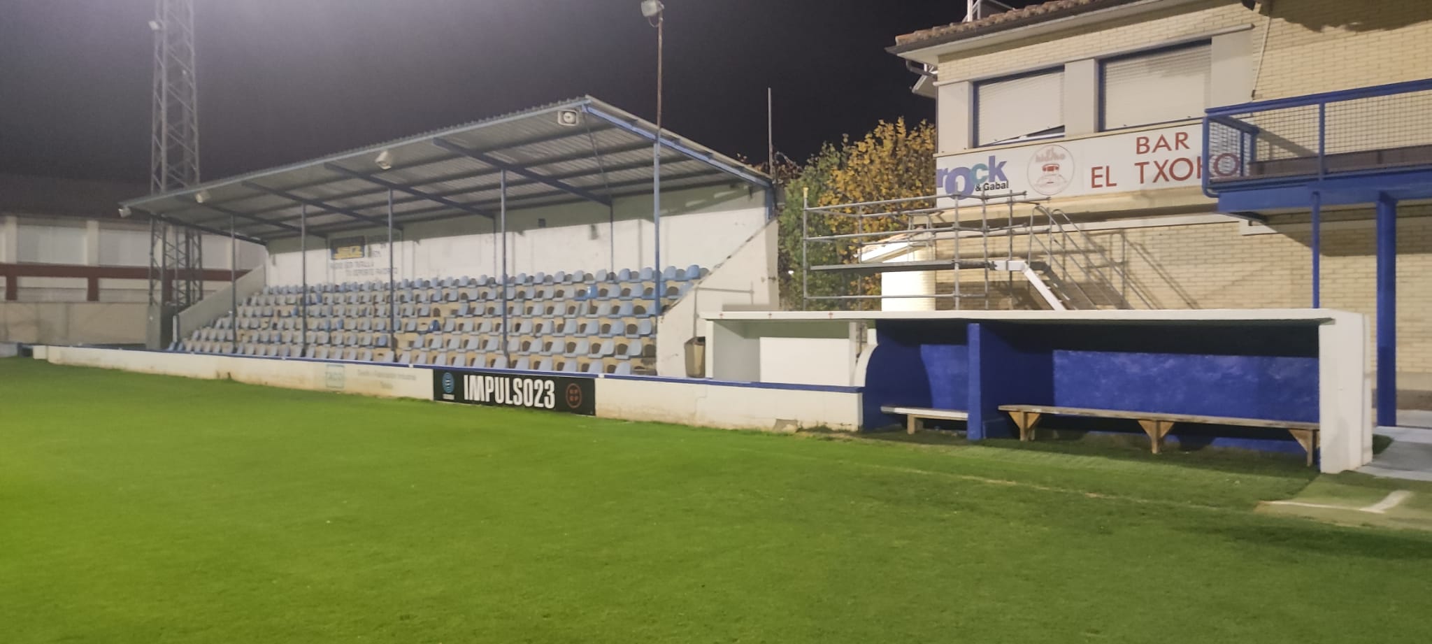 La casa de la Peña Sport, primer rival en una nueva edición de la Copa, es el campo Municipal San Fernando de Tafalla (un pueblo de apenas 10.000 habitantes). Una instalación con aforo para 4.000 personas y dotado de un césped natural de alta calidad con grandes dimensiones (105x67). Cumple con todos los requisitos exigidos por la Federación para albergar un partido de Copa, ya que fue acondicionado en la temporada 19-20 para recibir al Fuenlabrada en esta misma competición. Este estadio se encuentra a 25 minutos de Pamplona, por lo que el Málaga podrá concentrarse en la capital navarra para el encuentro.