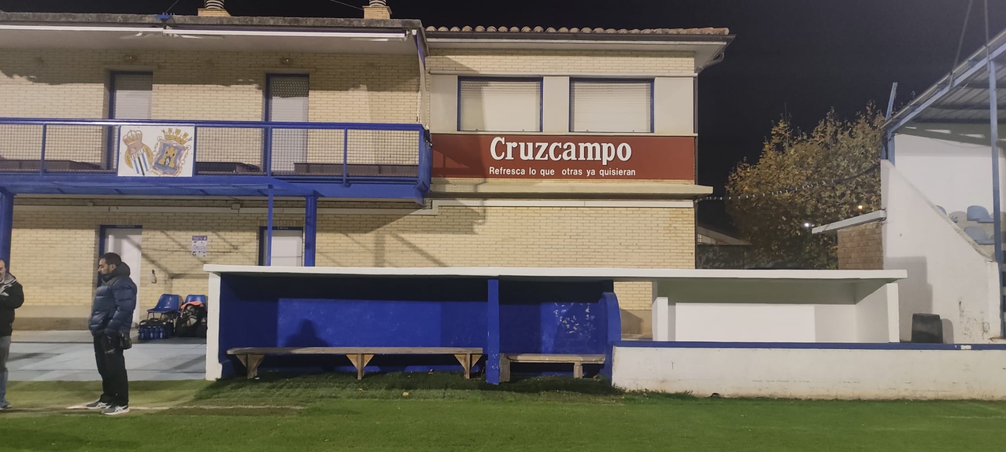 La casa de la Peña Sport, primer rival en una nueva edición de la Copa, es el campo Municipal San Fernando de Tafalla (un pueblo de apenas 10.000 habitantes). Una instalación con aforo para 4.000 personas y dotado de un césped natural de alta calidad con grandes dimensiones (105x67). Cumple con todos los requisitos exigidos por la Federación para albergar un partido de Copa, ya que fue acondicionado en la temporada 19-20 para recibir al Fuenlabrada en esta misma competición. Este estadio se encuentra a 25 minutos de Pamplona, por lo que el Málaga podrá concentrarse en la capital navarra para el encuentro.