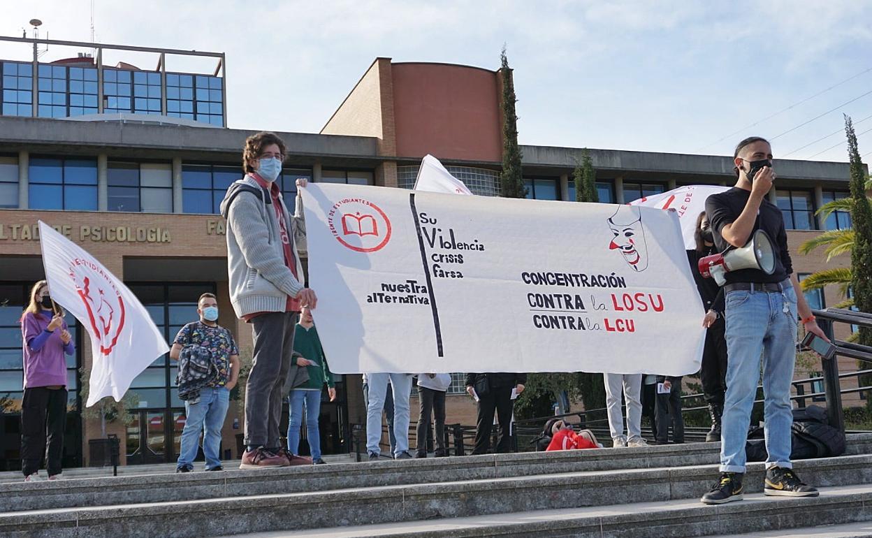 Un grupo de estudiantes del piquete informativo que ha recorrido los centros del campus de Teatinos. 