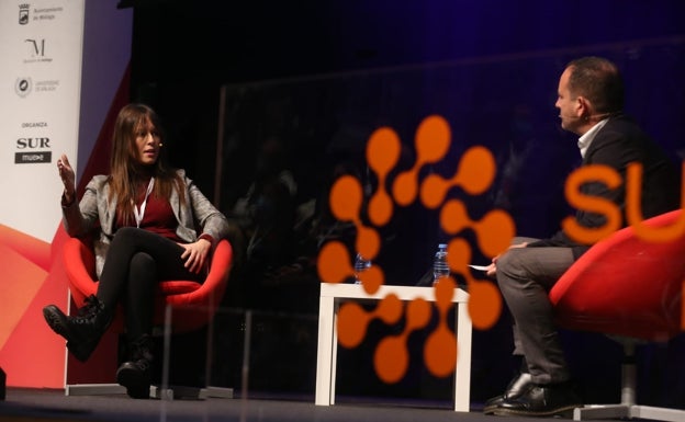 Yaiza Canosa conversa con Manuel Castillo en el foro Sun&Tech. 