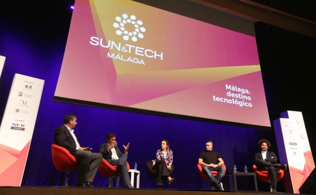 Javier Recio, Rafael Ventura, Virginia Calvo, Manu Heredia y Paco Ávila, durante el coloquio. 