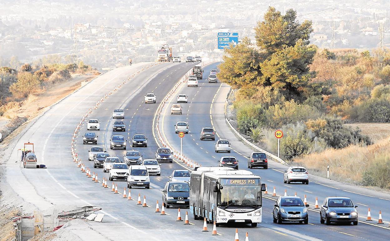 A la izquierda, el espacio que ocupará el futuro carril Bus-Vao del PTA en una imagen de archivo. 