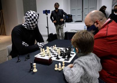 Imagen secundaria 1 - Rey Enigma pone a prueba a los ajedrecistas de Málaga