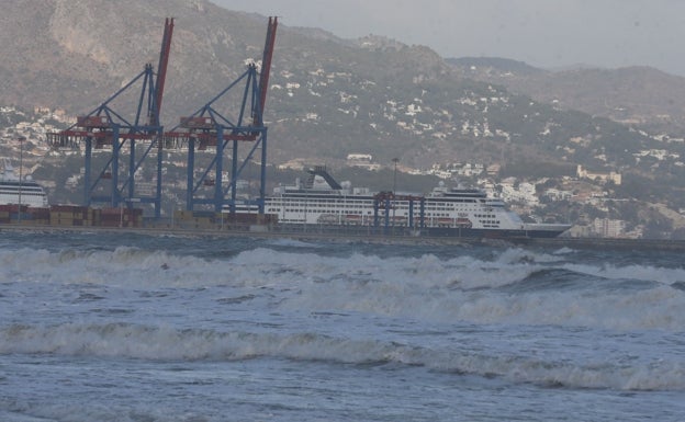 El temporal de levante, este jueves en la playa de Huelin, con el puerto al fondo. 