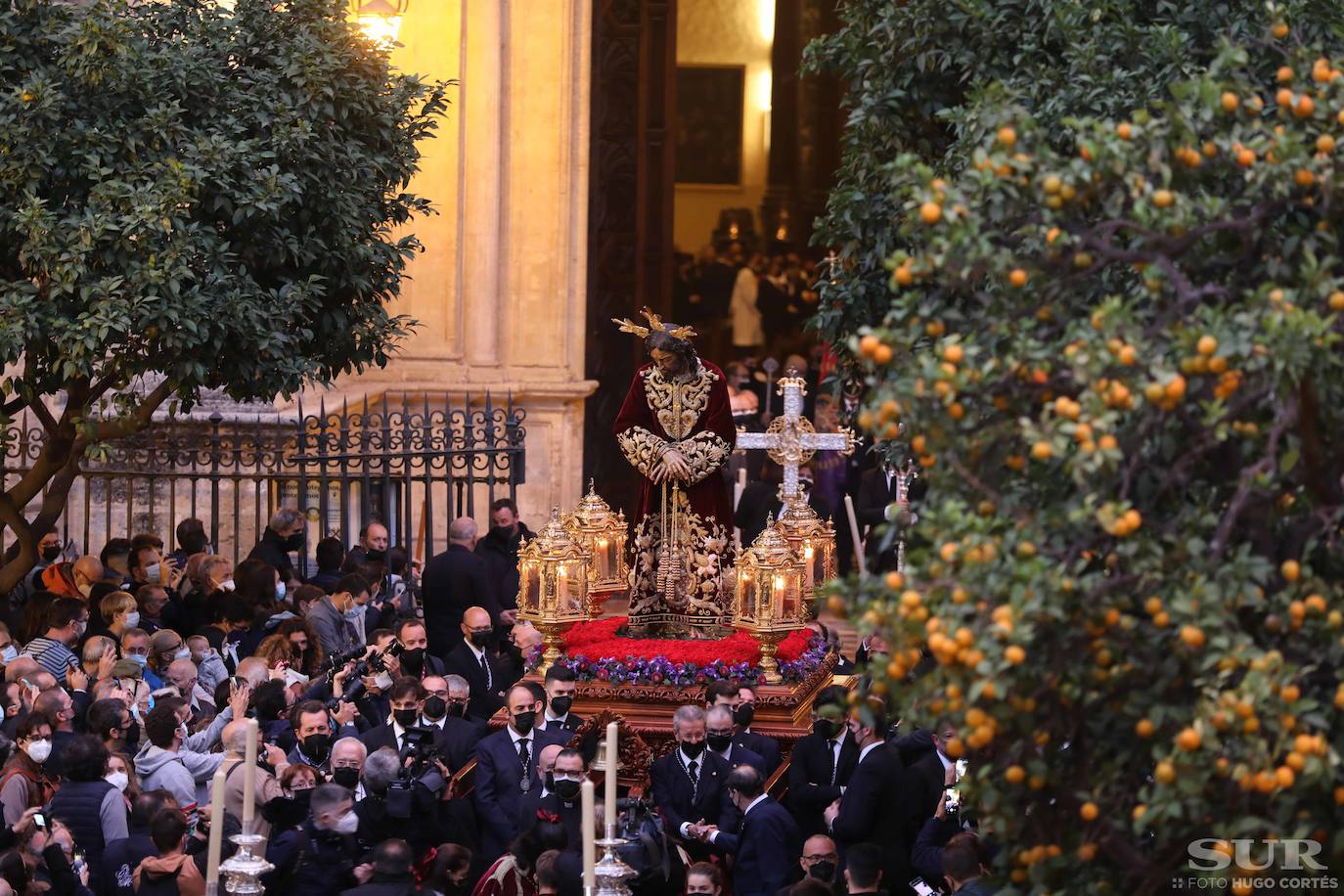 Numeroso público acompañó a las imágenes durante los traslados 