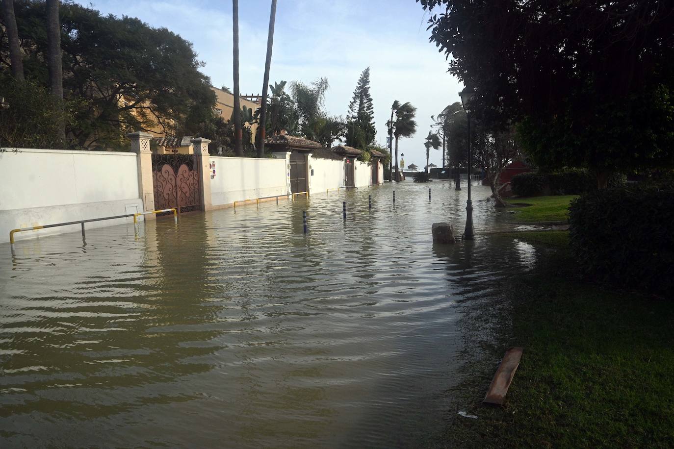 Daños causados por el temporal en las playas de Marbella y Río Verde.