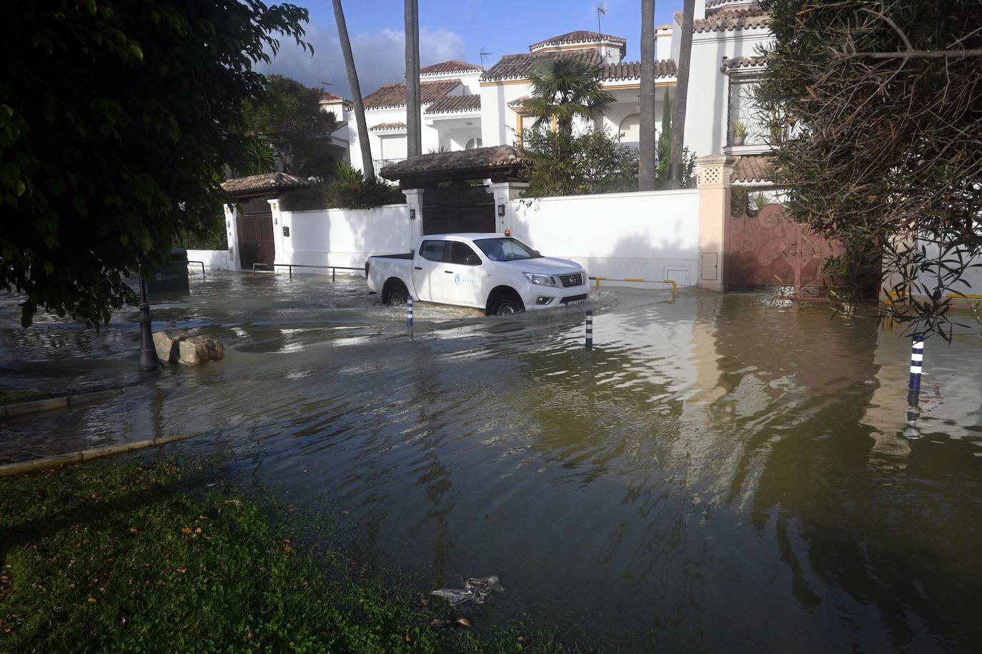 Daños causados por el temporal en las playas de Marbella y Río Verde.