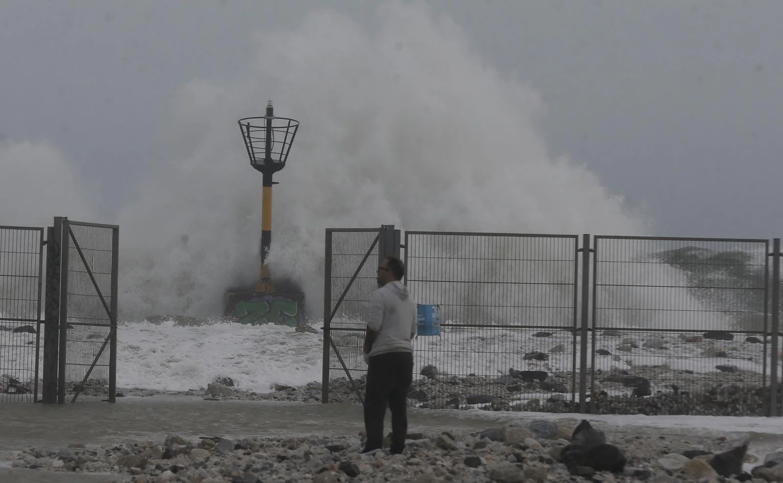 El temporal de viento y olas deja dos heridos en la provincia y derriba un chiringuito en Fuengirola. El servicio 112 registra la mayoría de los sucesos en Málaga capital y la Costa del Sol, por la caída de árboles, señales y alumbrado navideño.