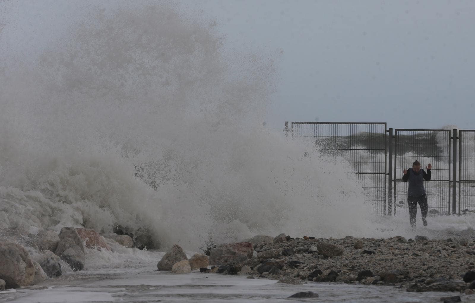 El temporal de viento y olas deja dos heridos en la provincia y derriba un chiringuito en Fuengirola. El servicio 112 registra la mayoría de los sucesos en Málaga capital y la Costa del Sol, por la caída de árboles, señales y alumbrado navideño.