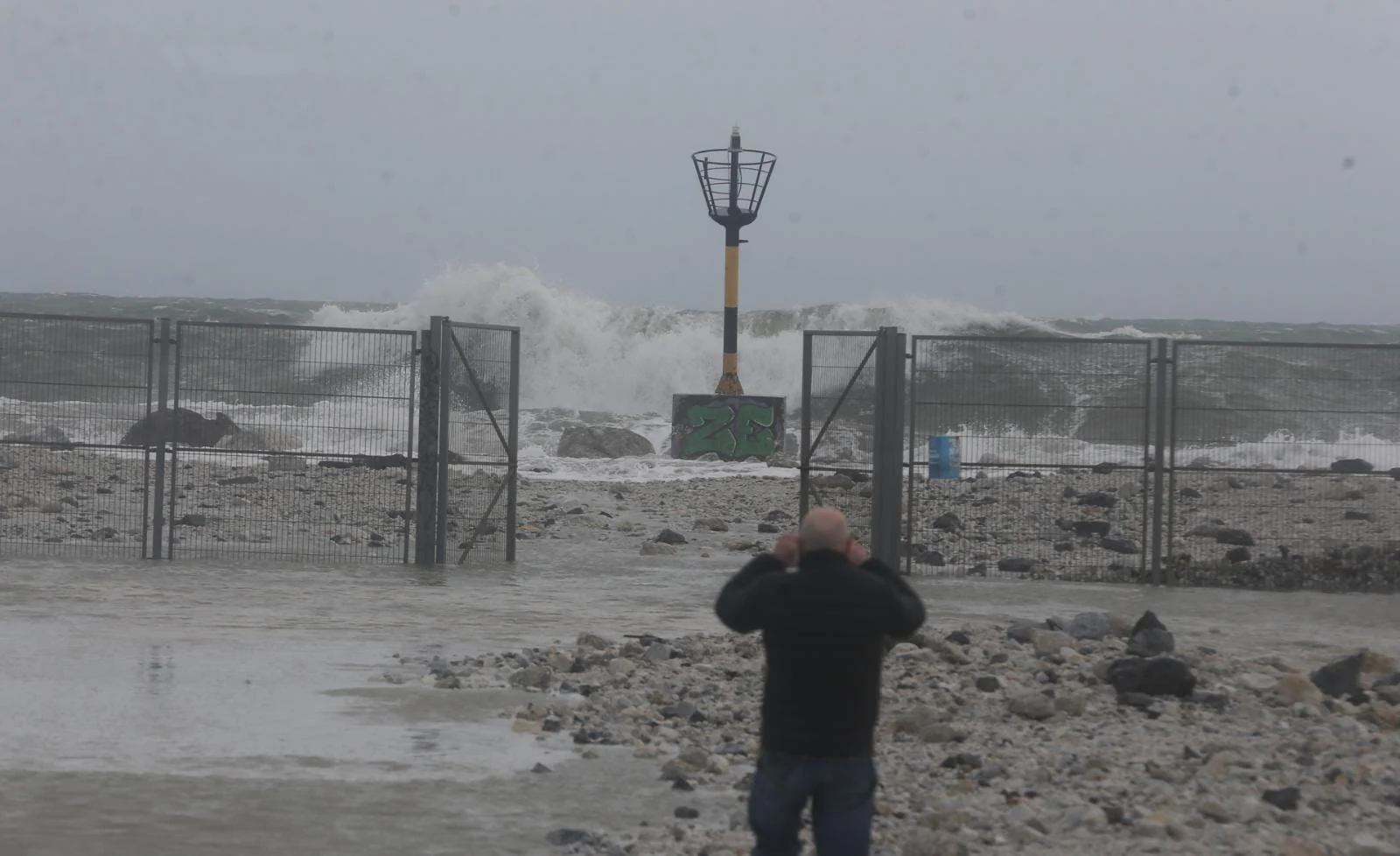 El temporal de viento y olas deja dos heridos en la provincia y derriba un chiringuito en Fuengirola. El servicio 112 registra la mayoría de los sucesos en Málaga capital y la Costa del Sol, por la caída de árboles, señales y alumbrado navideño.