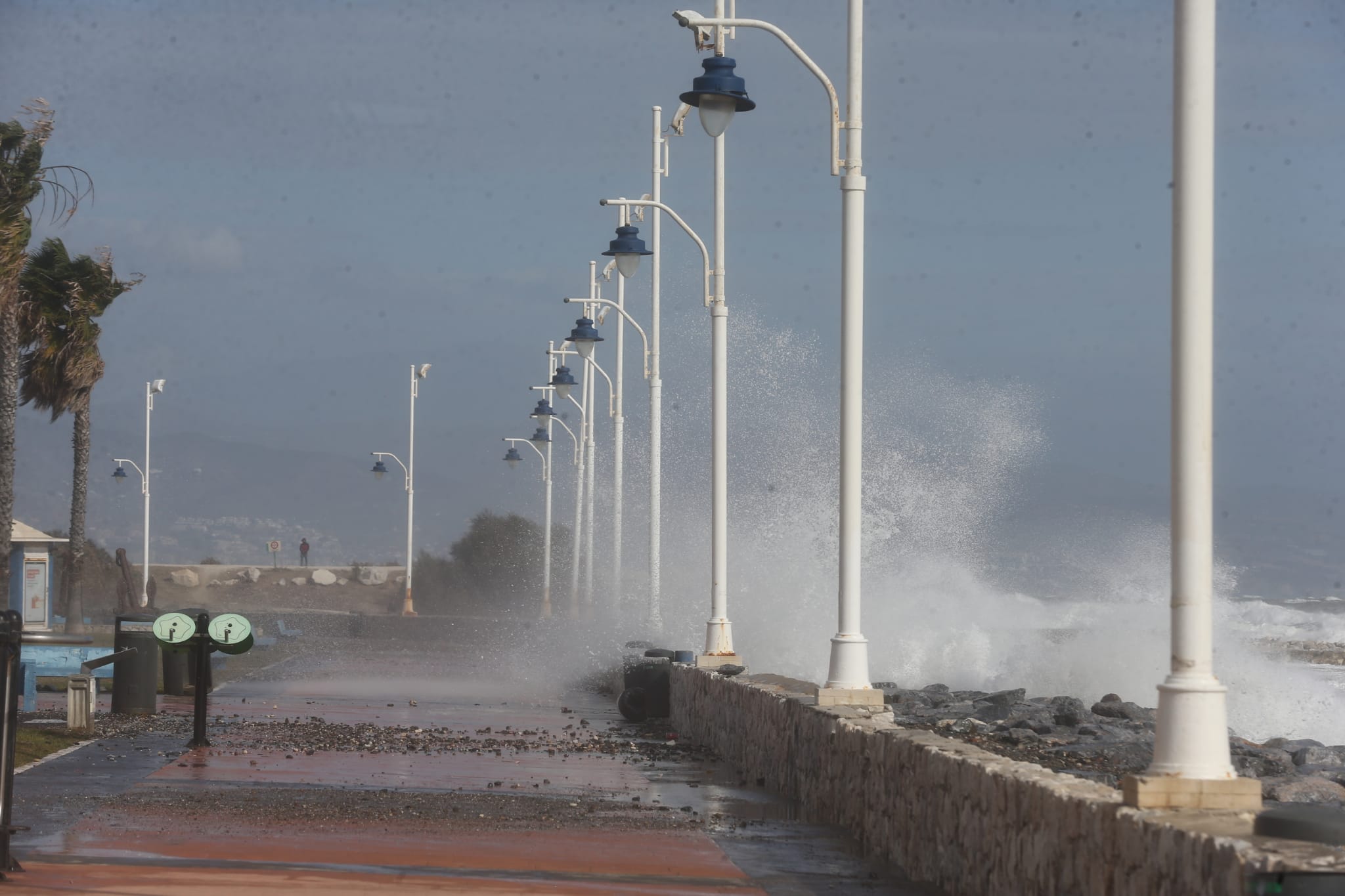 El temporal de viento y olas deja dos heridos en la provincia y derriba un chiringuito en Fuengirola. El servicio 112 registra la mayoría de los sucesos en Málaga capital y la Costa del Sol, por la caída de árboles, señales y alumbrado navideño.