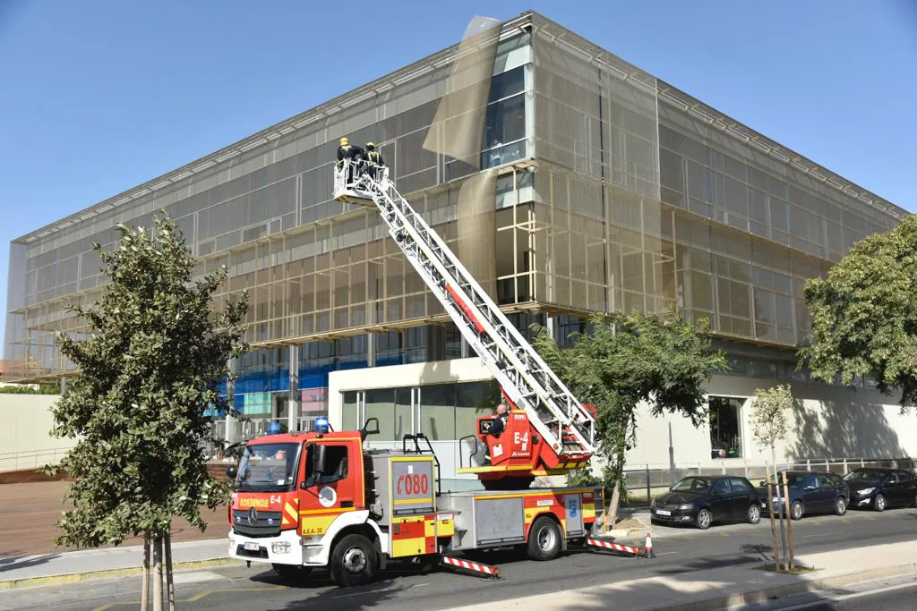 El temporal de viento y olas deja dos heridos en la provincia y derriba un chiringuito en Fuengirola. El servicio 112 registra la mayoría de los sucesos en Málaga capital y la Costa del Sol, por la caída de árboles, señales y alumbrado navideño. En la imagen, bomberos en el edificio de la Diputación Provincial