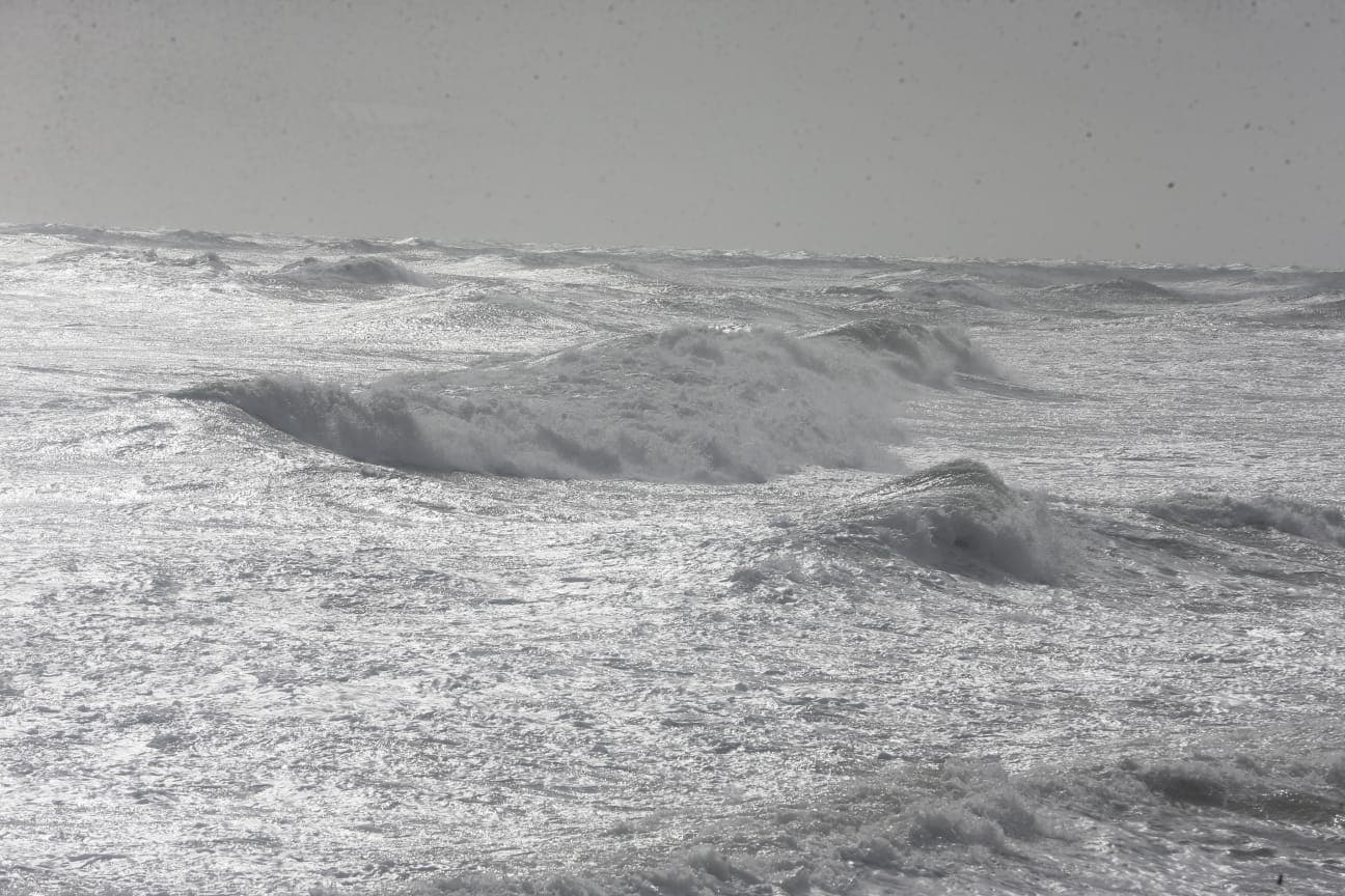 El temporal de viento y olas deja dos heridos en la provincia y derriba un chiringuito en Fuengirola. El servicio 112 registra la mayoría de los sucesos en Málaga capital y la Costa del Sol, por la caída de árboles, señales y alumbrado navideño.