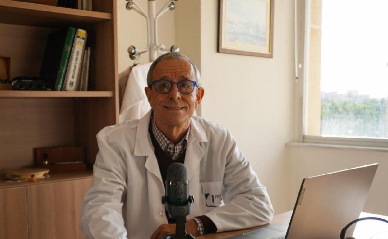 El profesor Diego Bermúdez, en su despacho de la Facultad de Medicina, preparado para la grabación de una de sus lecciones. 