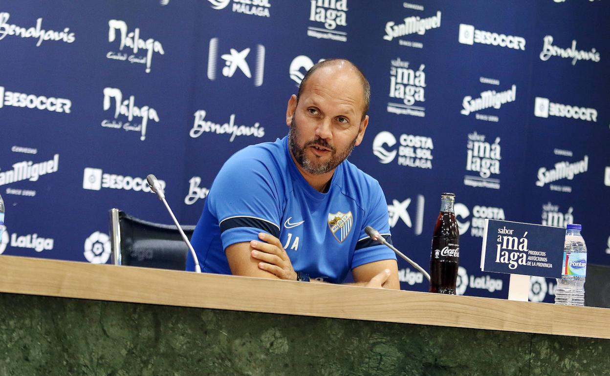 El entrenador del Málaga, José Alberto López, en mitad de una comparecencia en la sala de prensa de La Rosaleda.