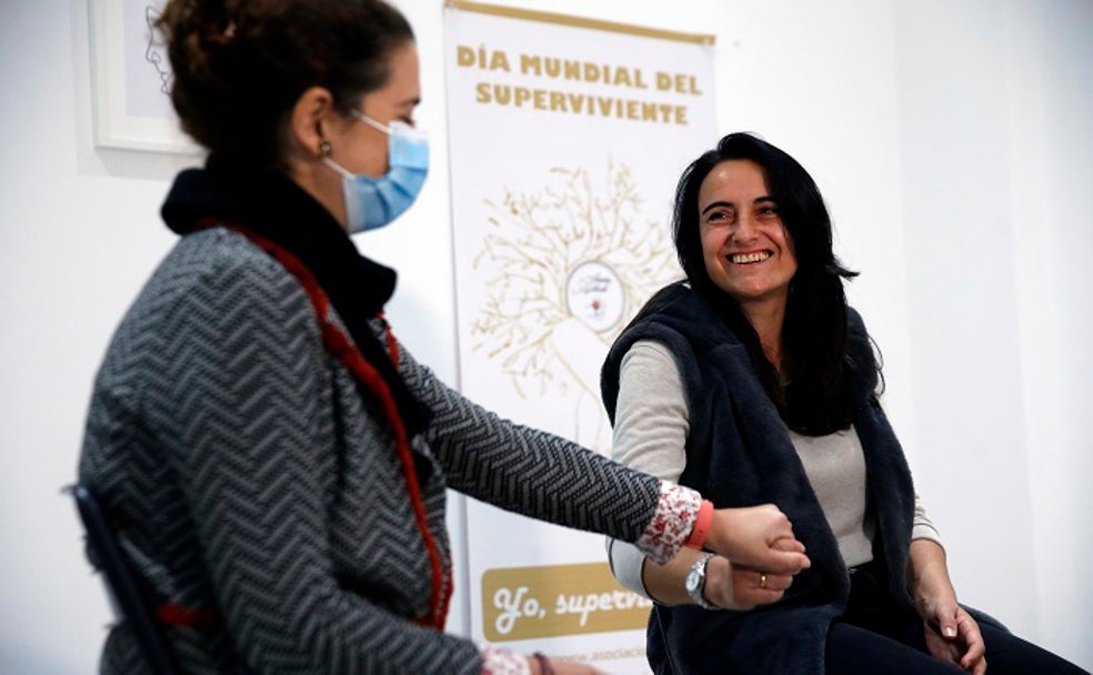 Rocío y Noelia se agarran de la mano, durante un momento de la conversación en la que la primera comparte su testimonio con SUR. 