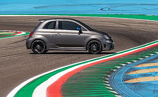 Abarth F595: Adrenalina de alta competición para la ciudad