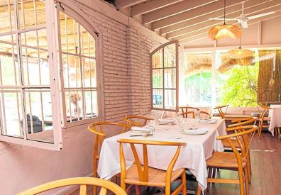 Imagen secundaria 1 - En el Club Hípico El Pinar, en pleno monte a solo 7 kilómetros del centro, Miguel Palma y Elena Stoica han construido una propuesta a la vez desenfadada y gastronómica, con guiños a la gran cocina clásica, a la tradición y al producto de temporada y algunos detalles singulares en la vajilla, bodega y servicio.