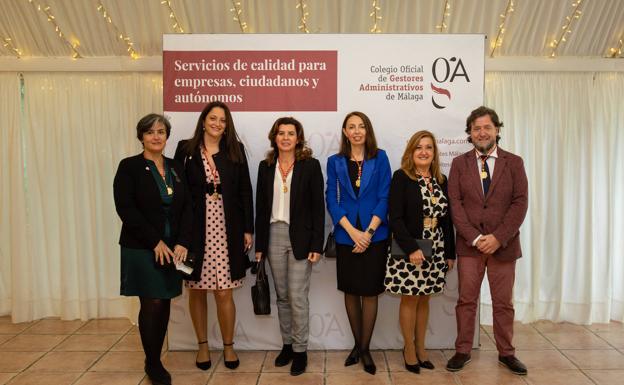 Imagen principal - ARriba, Cobo, Alfonso, Fernández, Segura, Jiménez y González. Abajo, los presidentes de honor del Colegio Juan Blanca, Rafael Quijada y Jorge Alcántara. En la tercera foto: Juan de Dios Villena, Daniel Quijada y Carlos Gómez-Cambronero