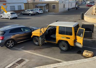 Imagen secundaria 1 - Arriba, bidones con combustible. Abajo, droga incautada.