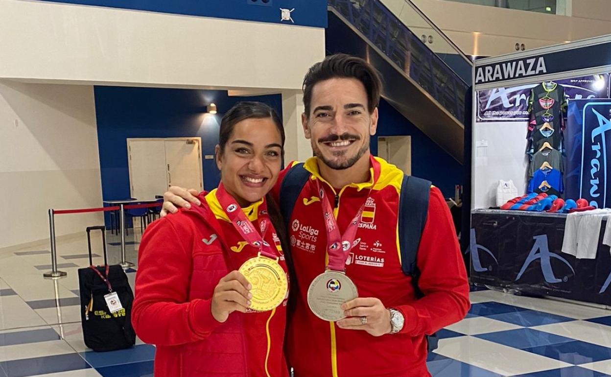 Torres y Quintero, posando para SUR con sus medallas mundiales. 