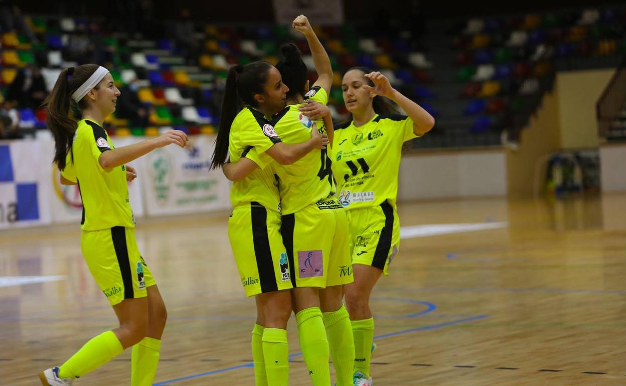 Las jugadoras del Atlético Torcal celebran uno de los goles en el partido ante el Joventut.