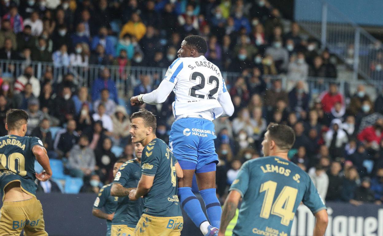 Sekou remata en este salto para hacer el segundo gol del Málaga ante Las Palmas. 