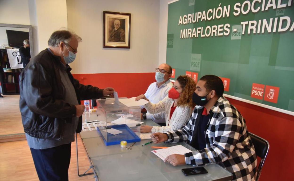 Un militante socialista ejerciendo su derecho al voto.