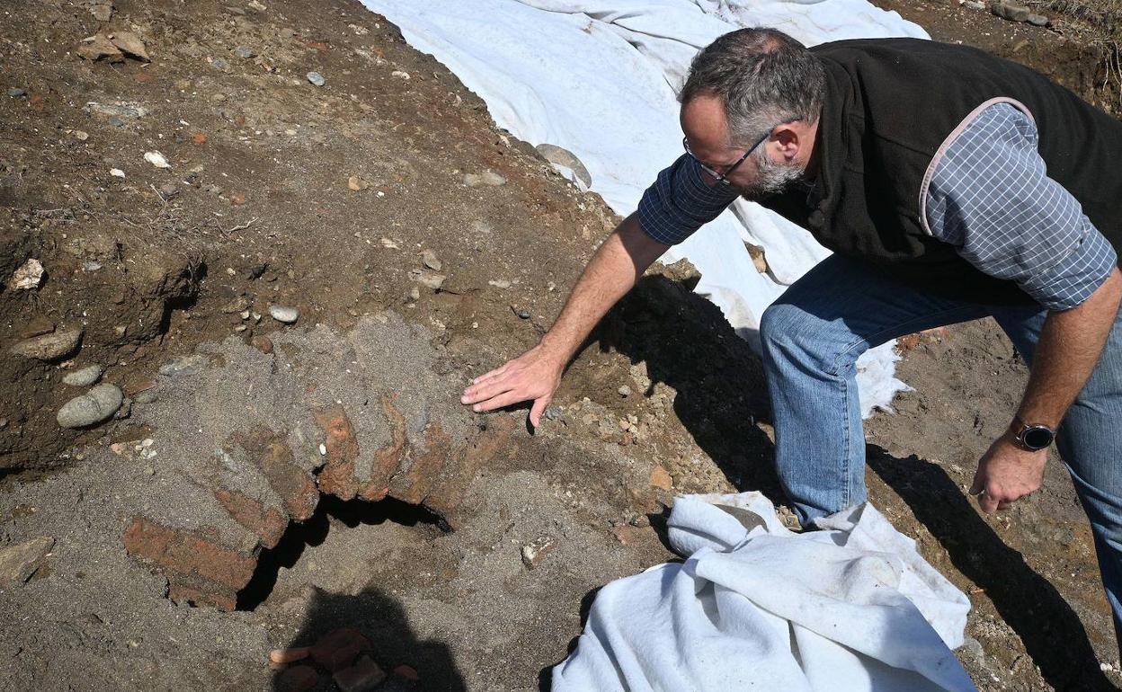 El arqueólogo Miguel Vila, que ha colaborado en los trabajos, mostrando uno de los hornos. 