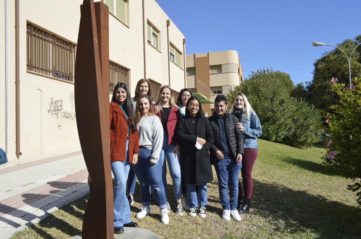 Alumnos de la UMA participantes en el MGW21, junto a la profesora del Departamento de Historia del Arte Carmen González. Paula f. aguilar