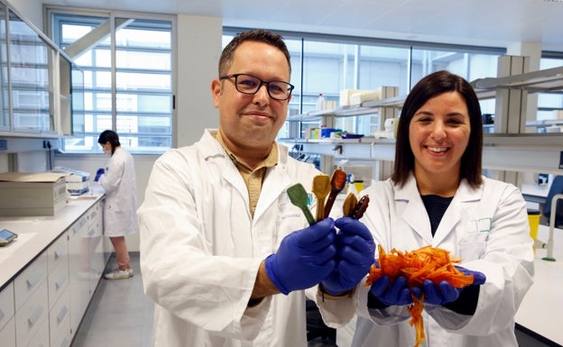 Susana Guzmán y Alejandro Heredia, con los restos de tomate y los productos en los que logran transformar esos residuos vegetales. 