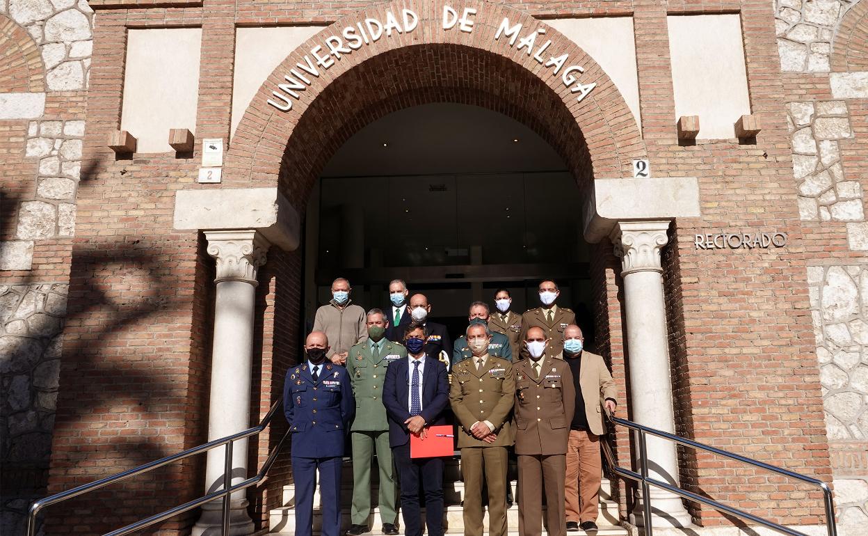 Militares con los responsables de la UMA han presentado esta nueva campaña antártica. 