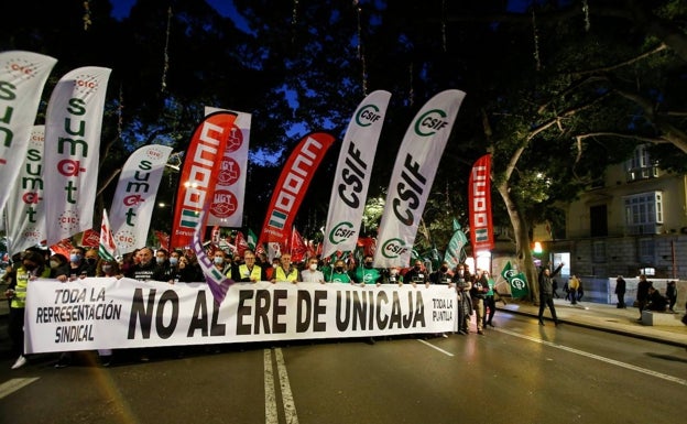 La cabecera de la manifestación, a su paso por la Delegación del Gobierno andaluz.