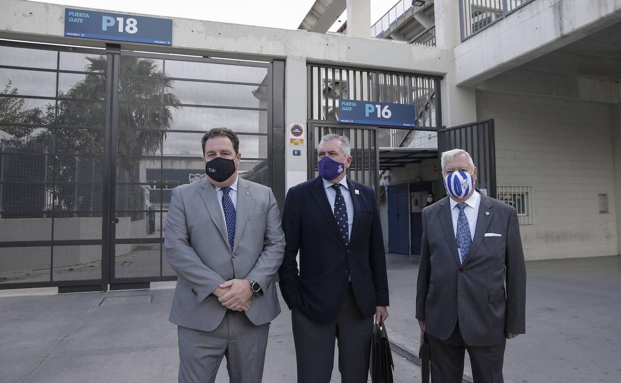 Jesús Burgos, Francisco Valverde y Antonio Aguilera, a las puertas de La Rosaleda. 