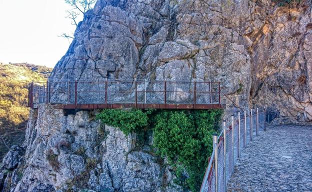 Imagen principal - Arriba, parte del Caminito, y debajo, la presa de los Caballeros y la impresionante entrada de la Cueva de Hundidero.