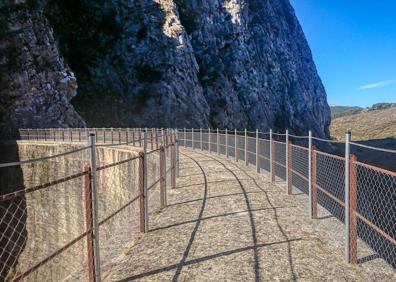 Imagen secundaria 1 - Arriba, parte del Caminito, y debajo, la presa de los Caballeros y la impresionante entrada de la Cueva de Hundidero.