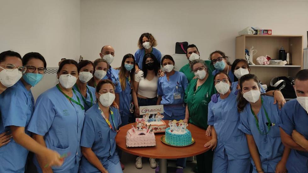 María cumplió su promesa de llevar una tarta a las enfermeras y los médicos del hospital. 